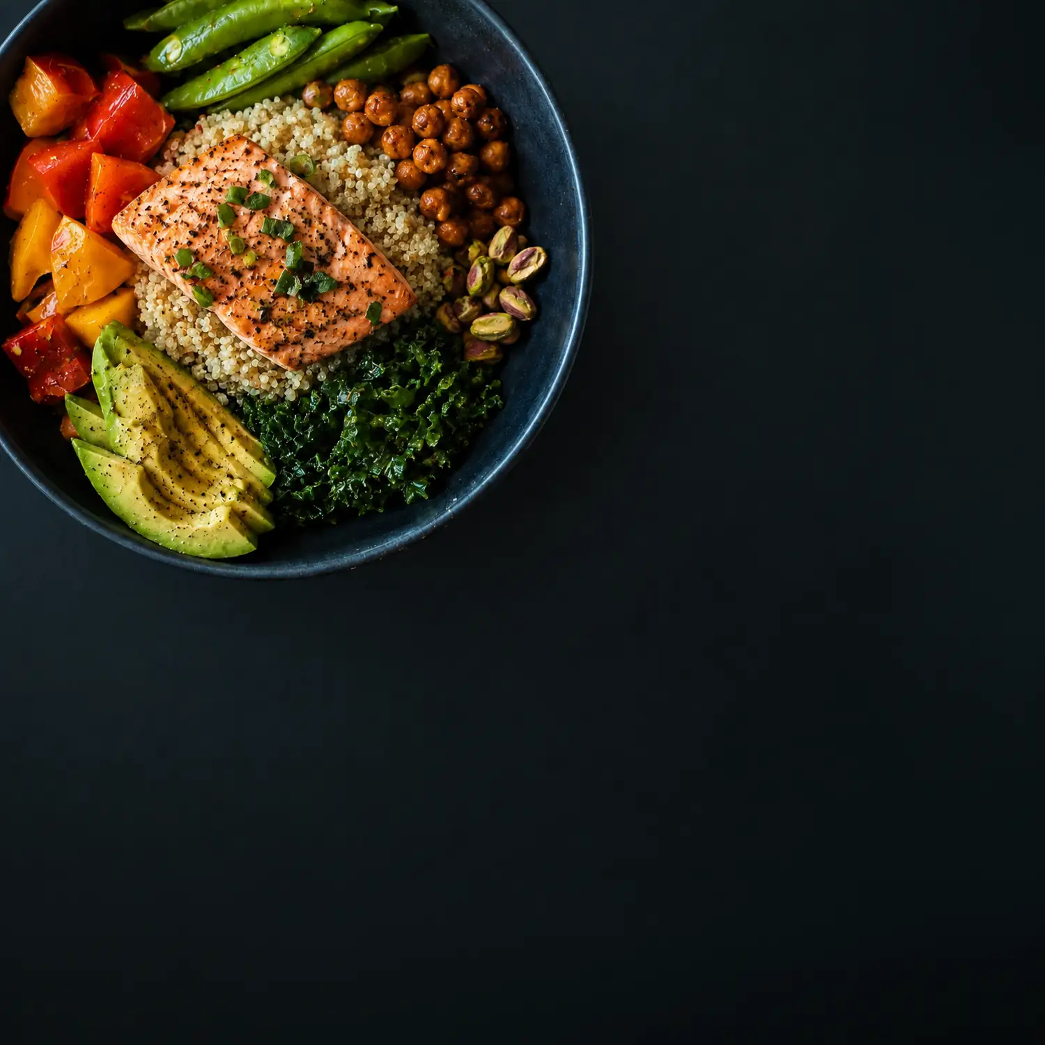Dunkle Food Bowl als Moodbild für passende Ernährung
